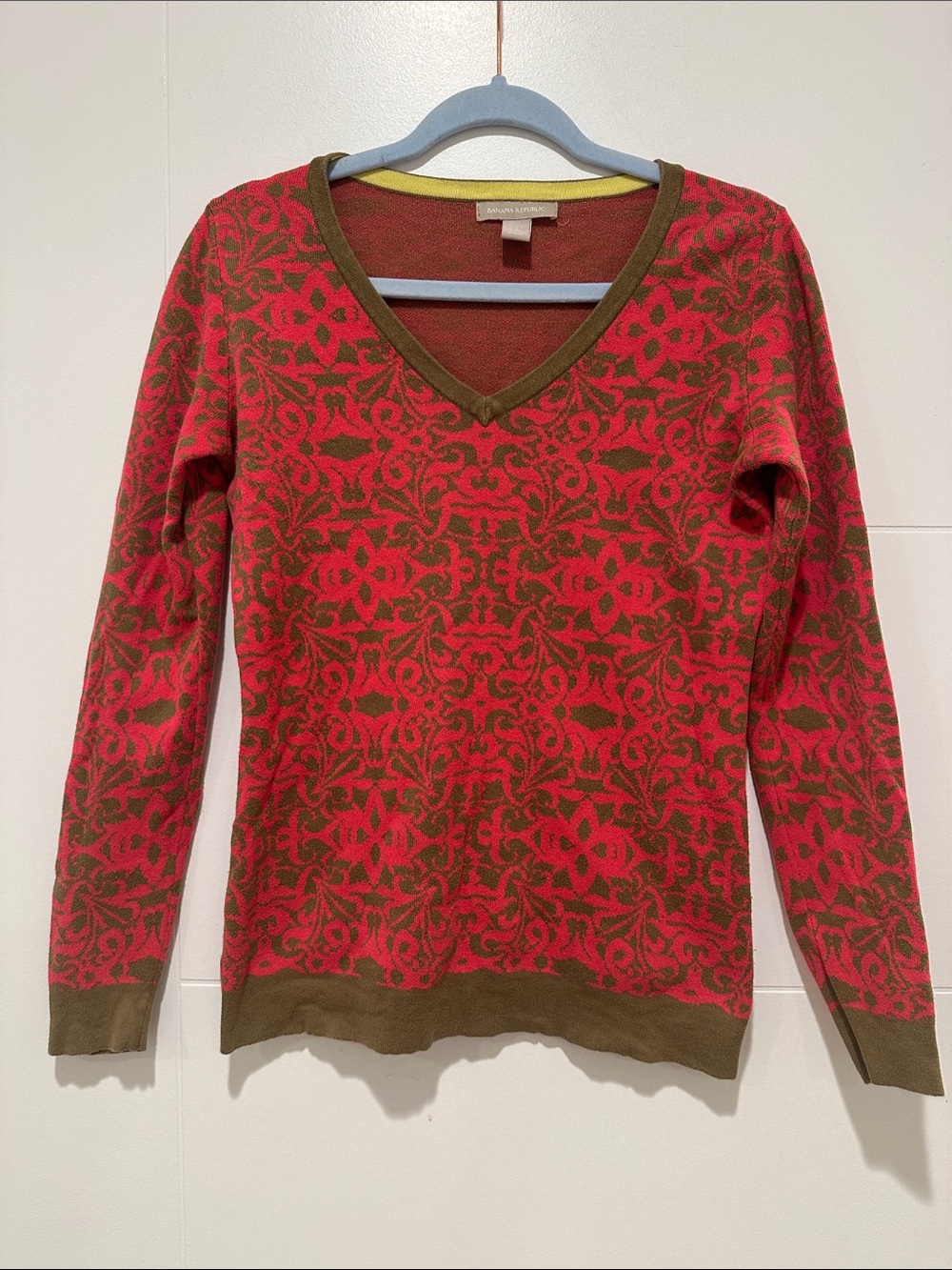 Women’s V-Neck Patterned Sweater in pink and taupe